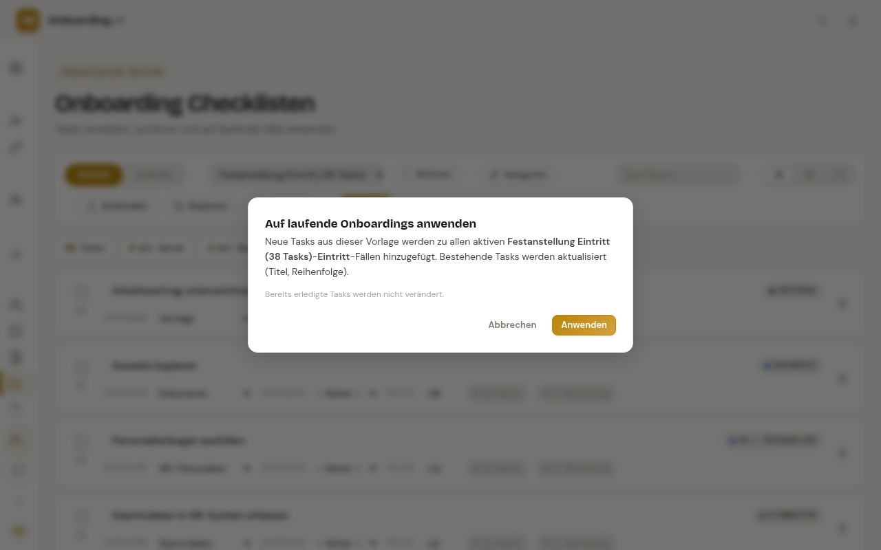 Modal 'Auf laufende Onboardings anwenden' mit Erklärungstext, dass neue Tasks aus der Vorlage zu allen aktiven Festanstellung-Eintritt-Fällen hinzugefügt werden, bestehende Tasks aktualisiert werden, und bereits erledigte Tasks nicht verändert werden — plus Abbrechen- und Anwenden-Buttons