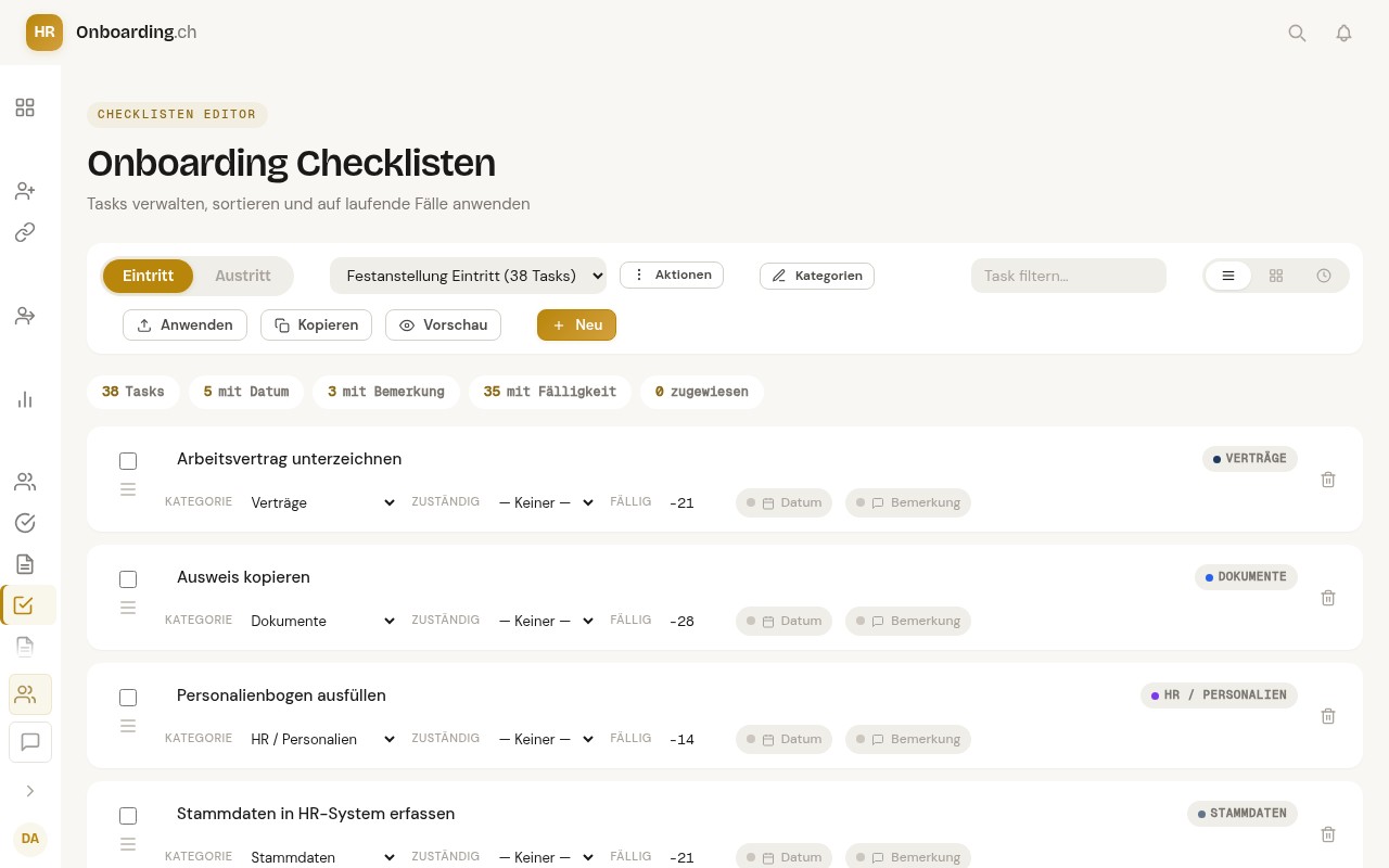 Checklisten-Editor mit Tabs Eintritt/Austritt, Dropdown 'Festanstellung Eintritt (38 Tasks)', Filter, und einer Task-Liste mit Arbeitsvertrag unterzeichnen, Ausweis kopieren, Personalienbogen ausfüllen, Stammdaten in HR-System erfassen