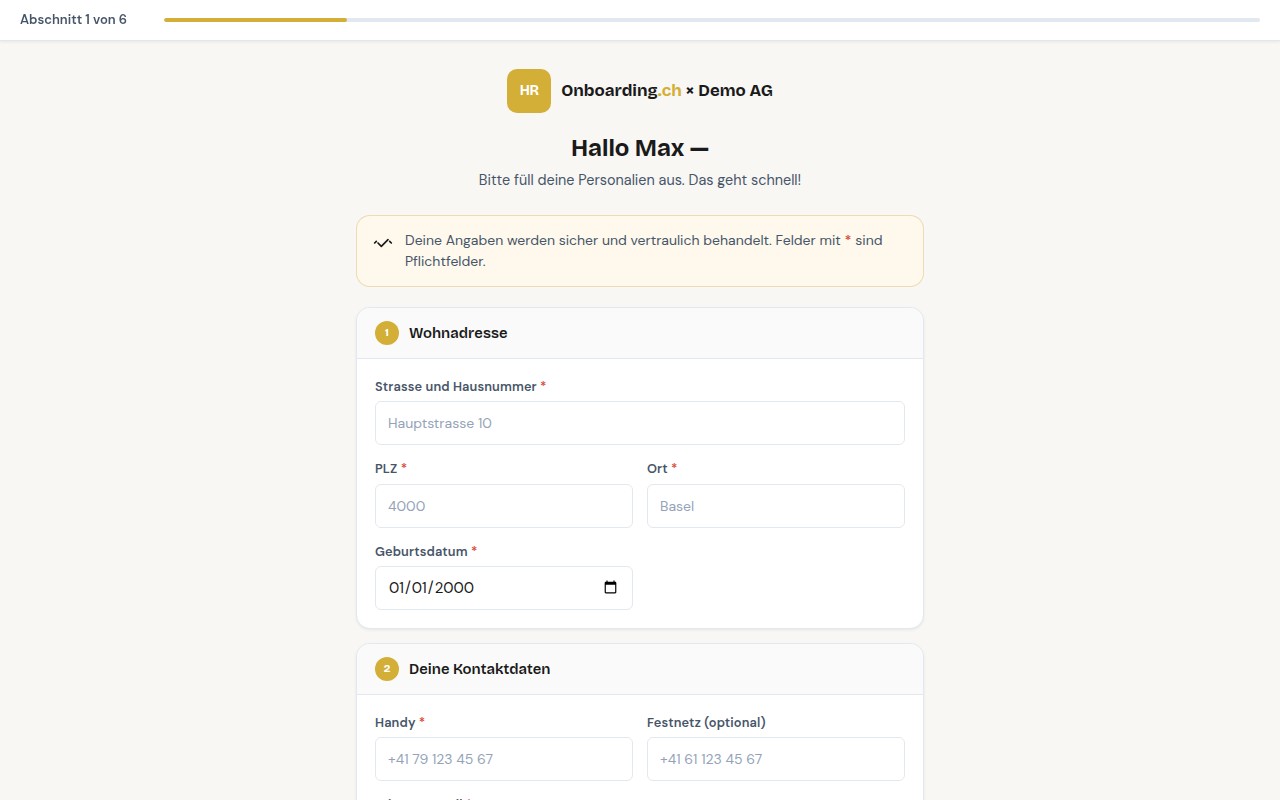 Öffentliche Self-Service-Seite mit Progress-Bar 'Abschnitt 1 von 6', Co-Branding 'Onboarding.ch × Demo AG', persönlicher Anrede 'Hallo Max', Sicherheits-Hinweis-Box, Sektion Wohnadresse mit Strasse, PLZ, Ort, Geburtsdatum und beginnender Sektion Kontaktdaten