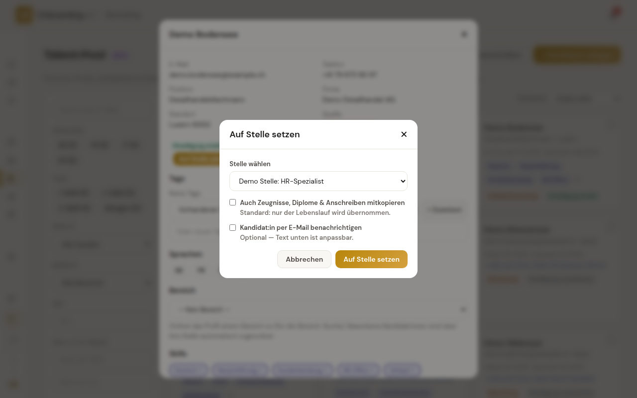 Dialog Auf Stelle setzen mit Auswahlfeld für die Zielstelle, der Option weitere Dokumente mitzukopieren und der Möglichkeit, die Kandidatin oder den Kandidaten per E-Mail zu benachrichtigen