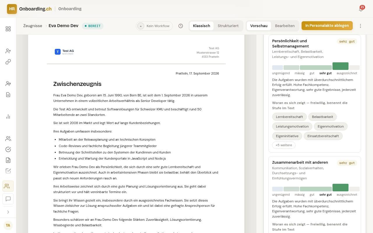 Schritt «Beurteilung» im Editor: die Fähigkeit «Persönlichkeit und Selbstmanagement» mit der Stufenleiste von ungenügend bis ausgezeichnet, gewählter Stufe «sehr gut», dem Satz, was diese Stufe bedeutet, und darunter der Zeile «Woran es sich zeigt» mit Kriterien-Chips wie Lernbereitschaft, Belastbarkeit und Eigenmotivation — links im Dokument die daraus erzeugten Sätze