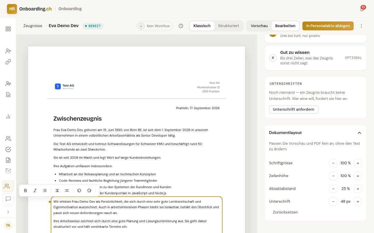 Der Editor im Modus «Bearbeiten»: ein Abschnitt des Zeugnisses ist umrandet und darüber steht die kleine Werkzeugleiste mit fett, kursiv, Aufzählung, Absatz teilen, Seitenumbruch, rückgängig und wiederholen — rechts die offene Karte Dokumentlayout mit Schriftgrösse, Zeilenhöhe, Absatzabstand und Unterschrift sowie dem Knopf Zurücksetzen