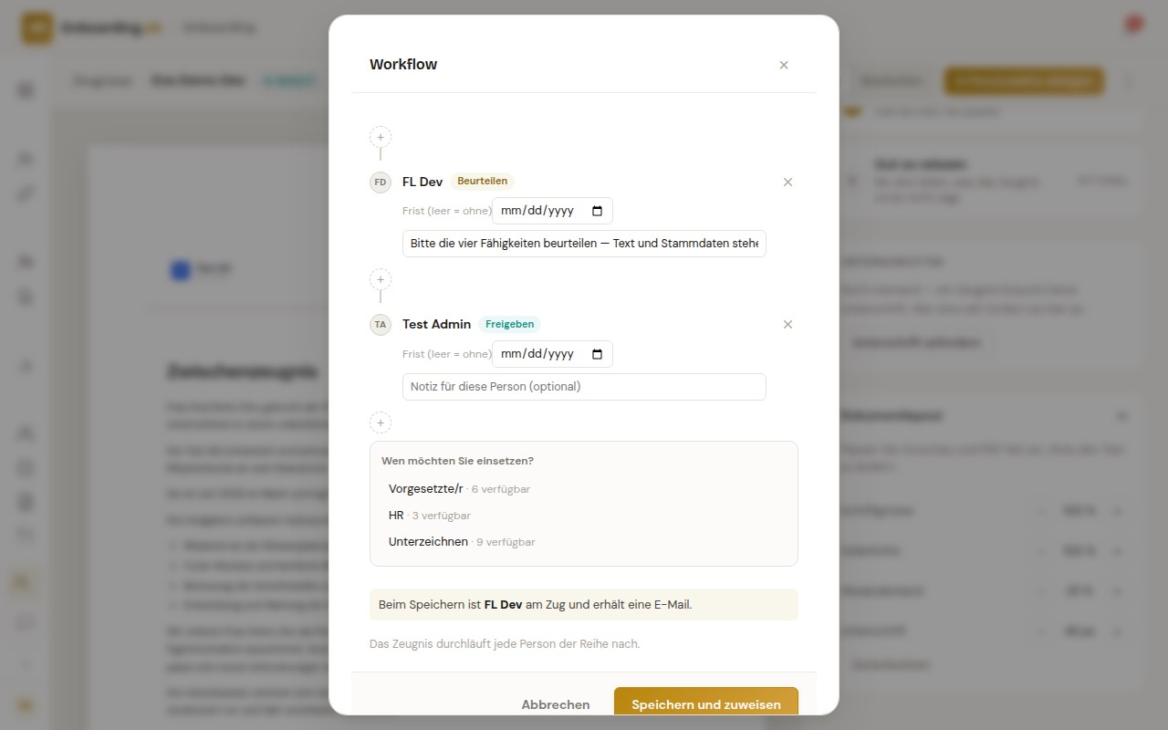 Dialog «Workflow» mit einer Kette aus zwei Personen — FL Dev mit der Rolle «Beurteilen» und einer Notiz, darunter Test Admin mit der Rolle «Freigeben» —, je mit Feld für Frist und Notiz, darunter die Personensuche «Wen möchten Sie einsetzen?» mit den Rollen Vorgesetzte/r, HR und Unterzeichnen samt Anzahl verfügbarer Personen, und dem Hinweis, dass beim Speichern FL Dev am Zug ist und eine E-Mail erhält