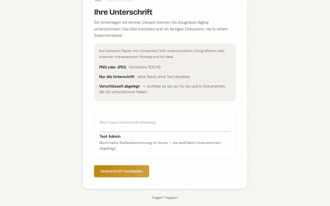 Seite «Ihre Unterschrift» mit den drei Regeln — PNG oder JPEG höchstens 500 KB, nur die Unterschrift ohne Rand und ohne Text daneben, verschlüsselt abgelegt und nur für die eigene Person sichtbar —, darunter der leere Unterschriftsblock mit Name und dem Hinweis auf die fehlende Stellenbezeichnung sowie dem Knopf «Unterschrift hochladen»