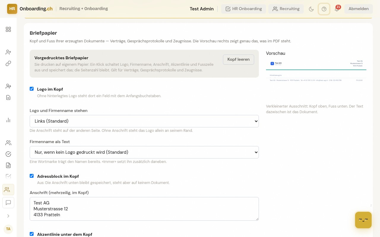 Karte «Briefpapier» in der Gruppe Organisation der Administration mit dem Block «Vorgedrucktes Briefpapier» und dem Knopf «Kopf leeren», darunter die Schalter Logo im Kopf, Logo und Firmenname stehen links oder rechts, Firmenname als Text, Adressblock im Kopf mit der mehrzeiligen Anschrift und Akzentlinie unter dem Kopf — rechts daneben die verkleinerte Vorschau von Kopf und Fuss
