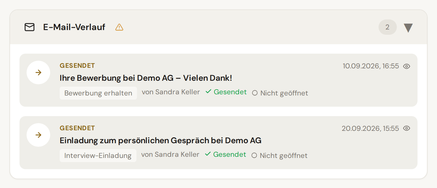 E-Mail-Verlauf einer Bewerbung: Eingangsbestätigung und Einladung zum Gespräch, je mit Vorlage, Absender und Versandstatus