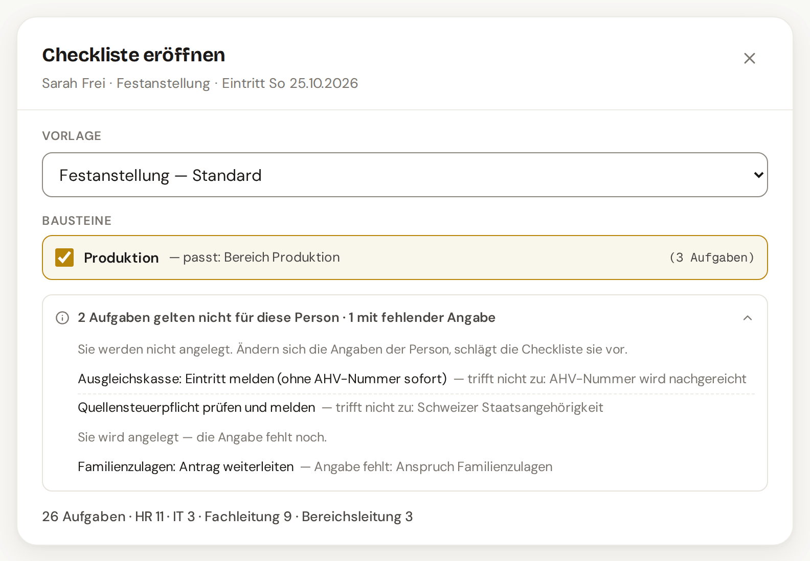 Checkliste eröffnen: Vorlage Festanstellung, der Baustein Produktion passt zur Person, zwei Aufgaben gelten nicht, bei einer fehlt eine Angabe