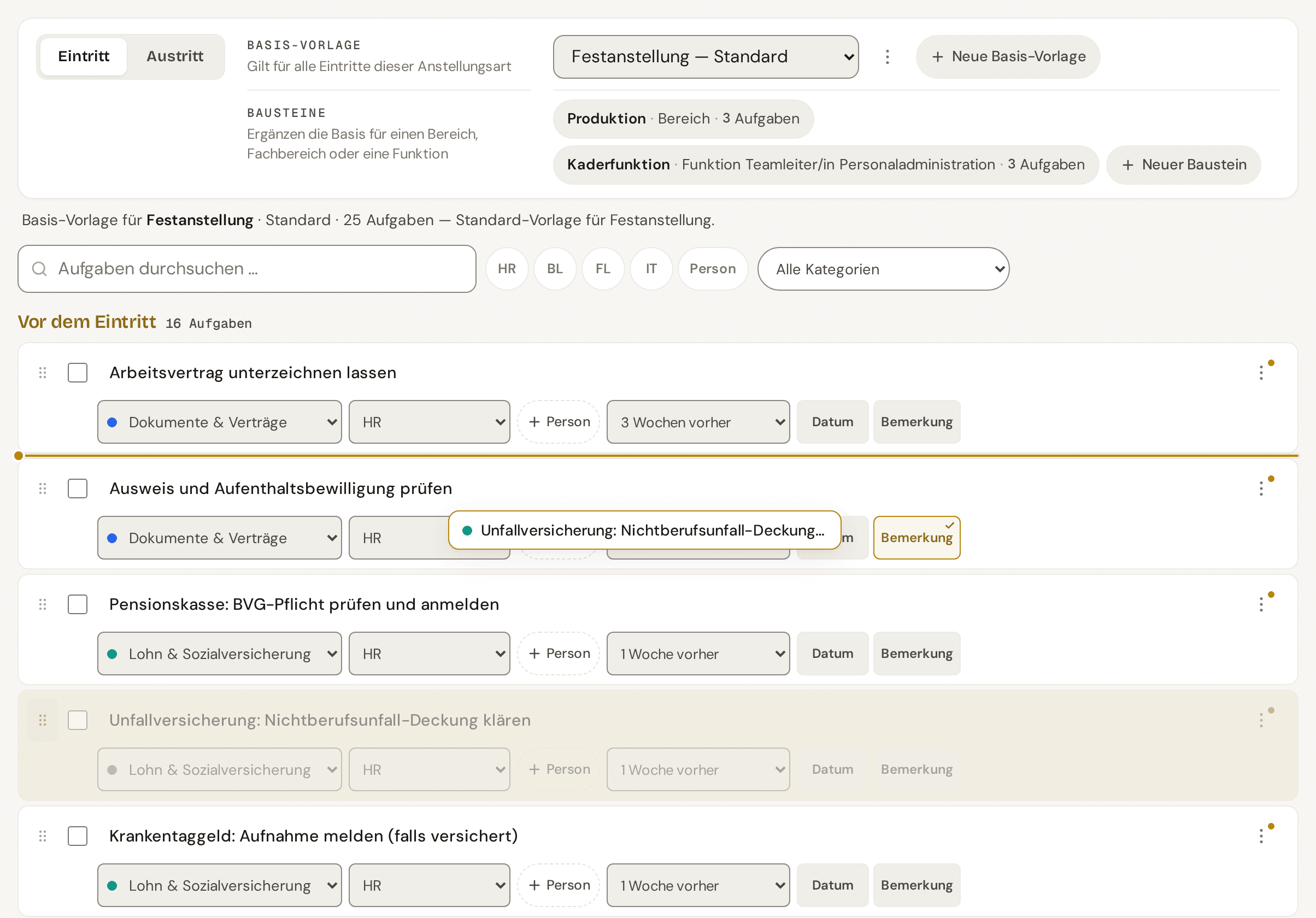 Vorlagen-Editor: Basis-Vorlage mit den Bausteinen Produktion und Kaderfunktion, Aufgaben mit Kategorie, Rolle und Frist, eine Aufgabe wird an einen neuen Platz gezogen