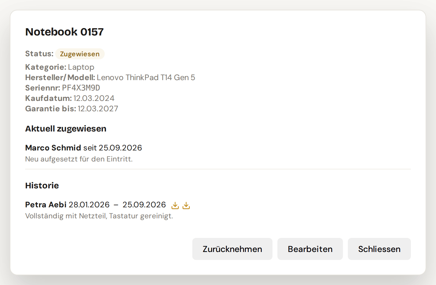 Ein Notebook im Detail: aktuell zugewiesen an eine neue Person, im Verlauf die frühere Person mit Rückgabedatum und Notiz
