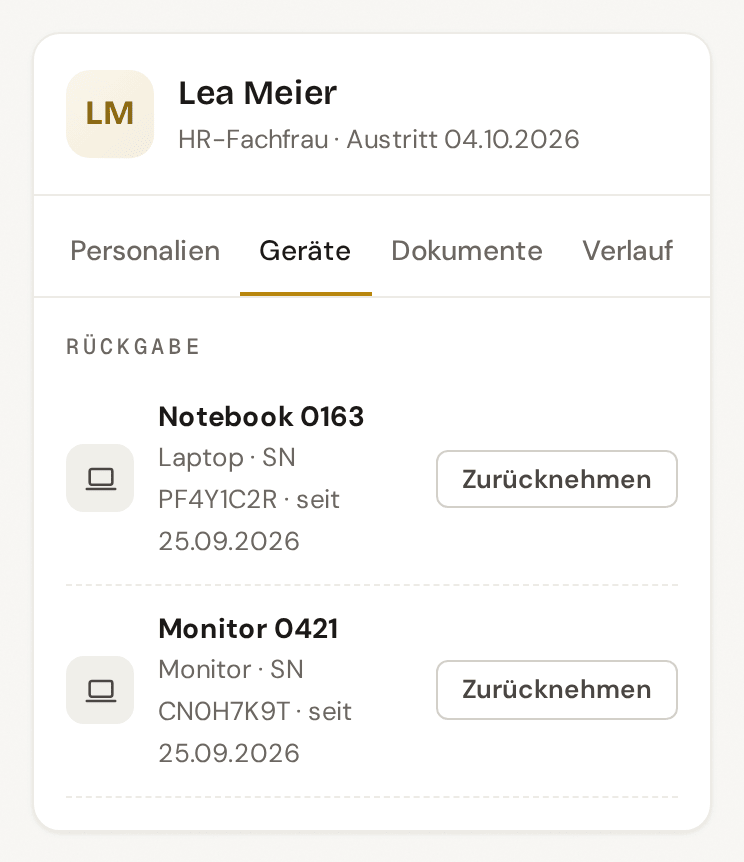Reiter Geräte im Austritt: Notebook und Monitor der Person unter «Rückgabe», je mit Seriennummer und Knopf «Zurücknehmen»