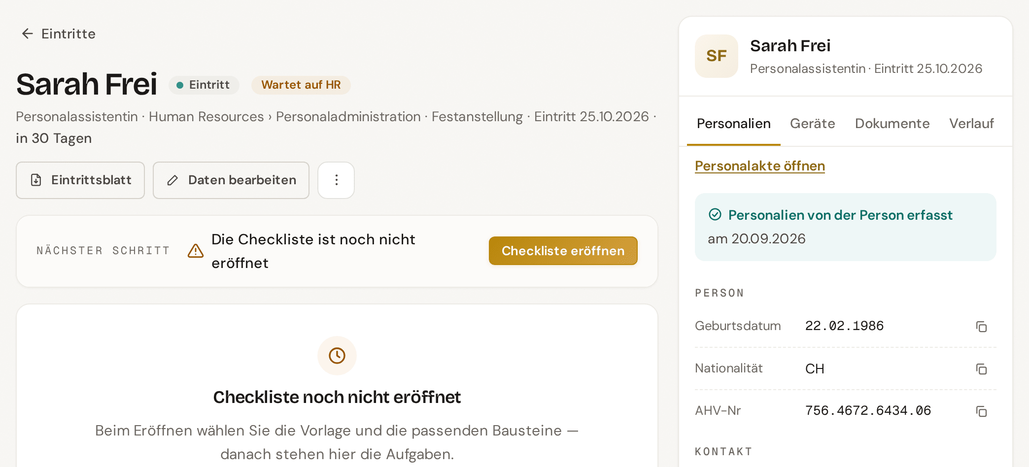 Eintritt mit Status «Wartet auf HR»: Der nächste Schritt ist «Checkliste eröffnen», daneben die Personalien